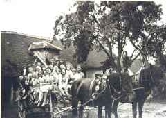 �kolska djeca na izletu u Klanjec - 1939. g.