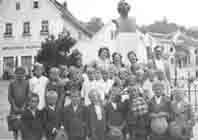 Polaznici �kole 1939. godine na izletu u Klanjcu